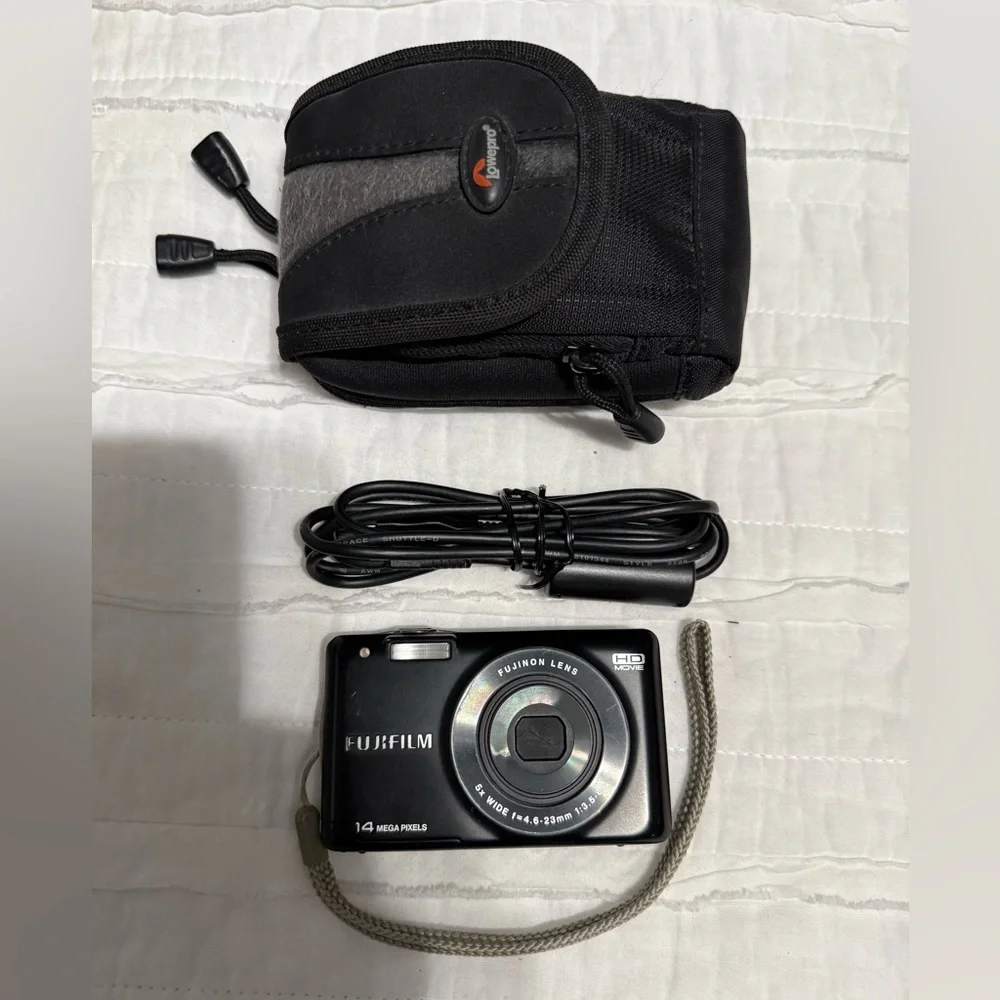 Fujifilm FinePix JX500 Compact Digital Camera 14.0MP with Charging Cord & Case